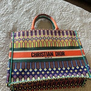 CD tote, no box or tags, gifted and reselling as is. No wears, no stains.